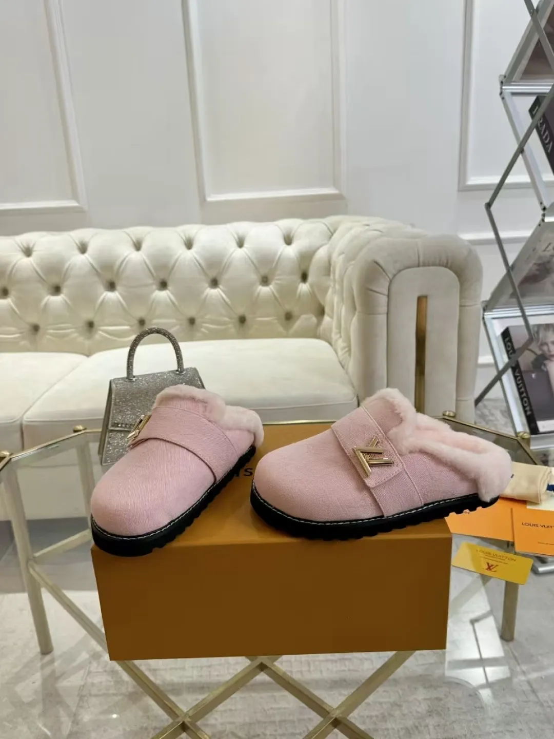 p600✨ LV Couple’s Wool Slippers｜Full of high-end feel, the soles of your feet are luxurious✨ We have achieved the ultimate restoration of the "higher version" of this pair of LV classic toe-toe slippers! 👫💫 🌟 The core advantages are clear at a glance: ✔️ Original jacquard + cowhide fabric, delicate texture, high-end at first glance; ✔️ 280% pure wool lining, wearing barefoot is like stepping on clouds ☁️, soft and skin-friendly and not sweaty; ✔️ Non-slip rubber bottom + three-dimensional toe design, super stable for walking, fashionable and practical!  👀 Must-have attention to detail: Belt buckle + classic LV presbyopic elements, revealing the aura of a big-name brand in a low-key manner ~ Whether it is a couple dating or a trip with besties, both of them are the focus when they go out👟💖 ✨ Easily match the wardrobe: jeans + sweaters, lazy and casual style ✔️ Coat + skirt, refined and elegant ✔️ One pair of shoes can handle a variety of styles, and the sense of luxury is never artificial ~ #LV slippers #couple outfit #High-End Customization #Quality Shoes Recommendation Fabric: Yangjing/classic jacquard fabric Lining: Imported wool lining Sole: Original rubber sole Size: Female 35-41 Male 38-46